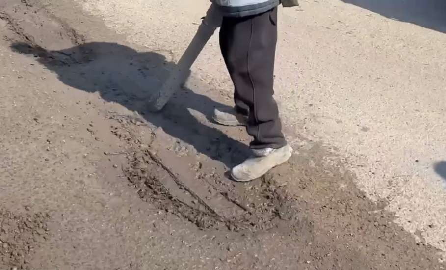 Продолжаем ямочный ремонт на дорогах нашего города. Сегодня устраняли дефекты на дамбе и далее по ул. Героев