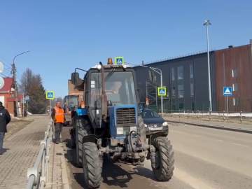 Продолжаем ямочный ремонт на дорогах нашего города. Сегодня устраняли дефекты на дамбе и далее по ул. Героев