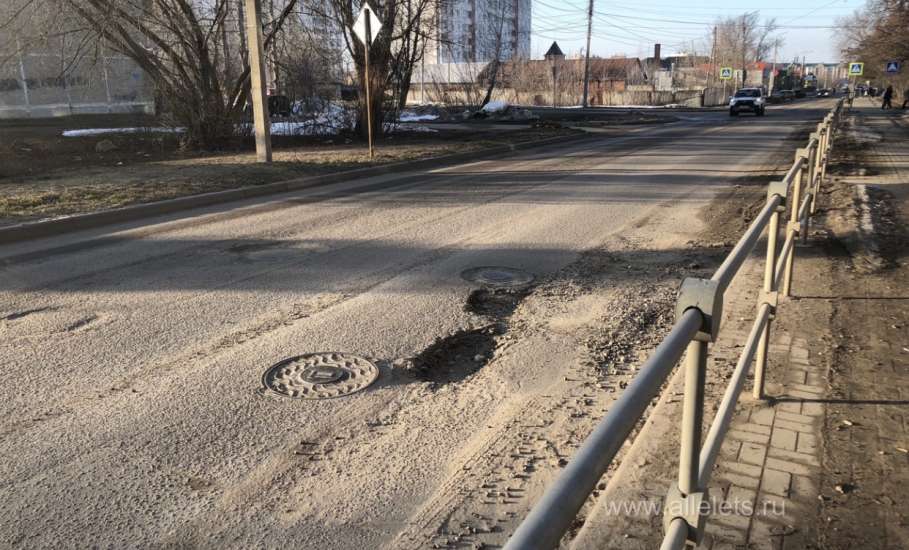 Жители-автомобилисты просят устранить ямы по улице Спутников