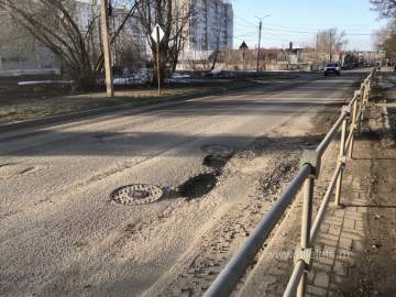 Жители-автомобилисты просят устранить ямы по улице Спутников