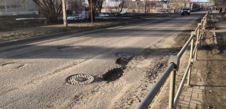 Жители-автомобилисты просят устранить ямы по улице Спутников