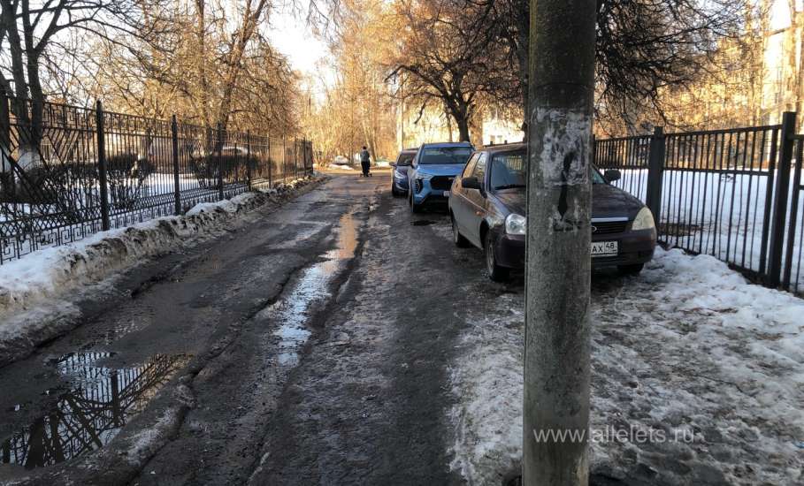 Почему не штрафуют автохамов на тротуаре?!