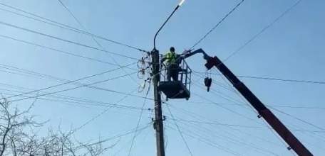 Проблем с уличным освещением становится меньше в городе
