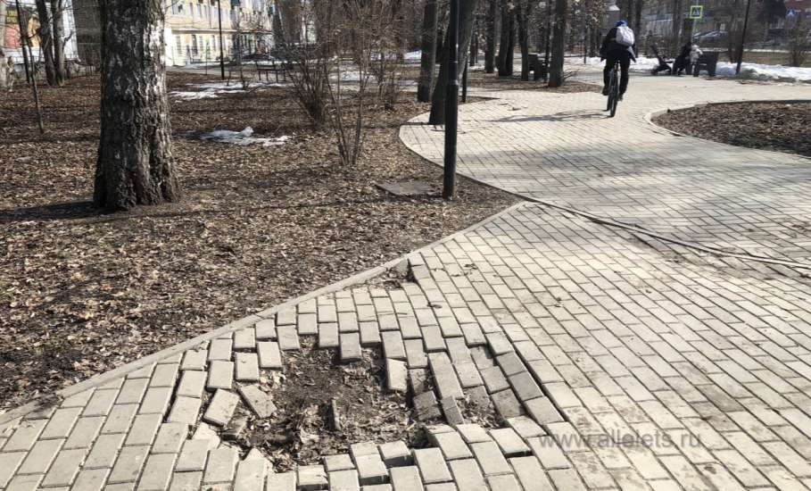 Эх, хорошо в Ельце, ещё бы провал плитки в сквере Харченко исправили