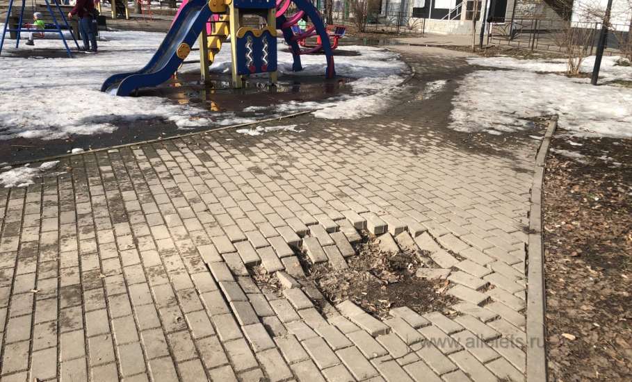 Эх, хорошо в Ельце, ещё бы провал плитки в сквере Харченко исправили