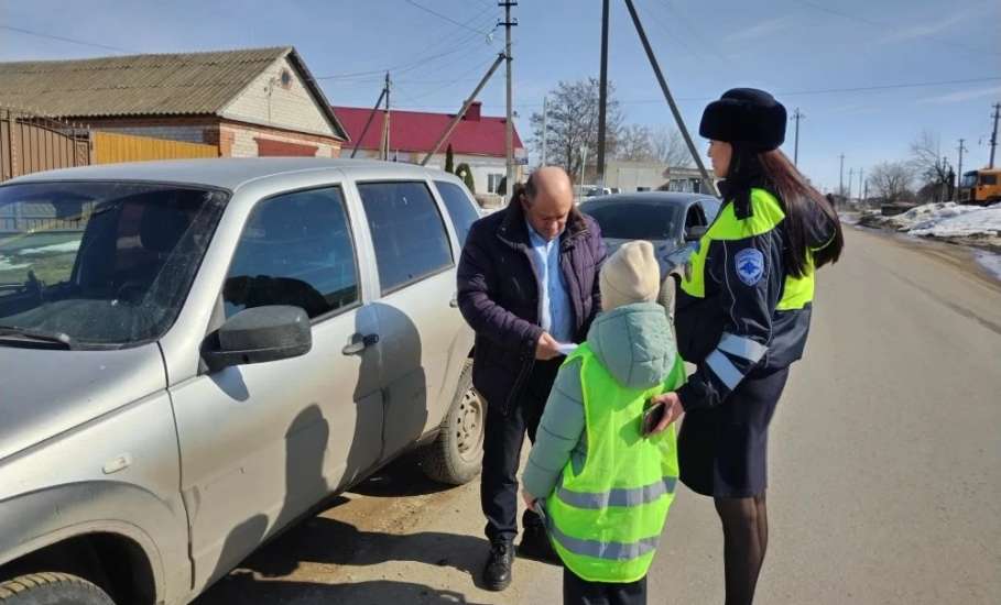 Сотрудники Госавтоинспекции совместно с ЮИДовцами  призывают водителей и пешеходов соблюдать ПДД!