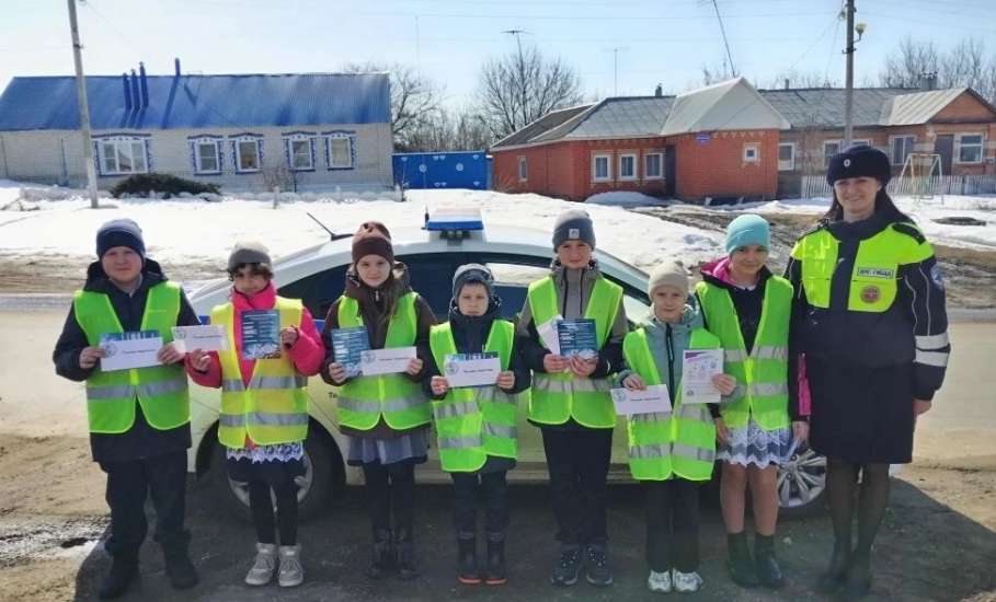 Сотрудники Госавтоинспекции совместно с ЮИДовцами  призывают водителей и пешеходов соблюдать ПДД!