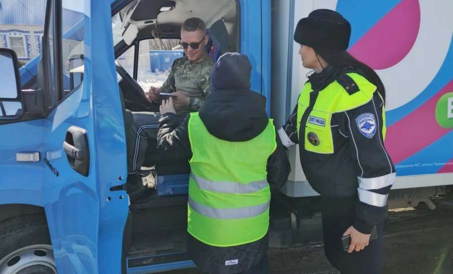 Сотрудники Госавтоинспекции совместно с ЮИДовцами  призывают водителей и пешеходов соблюдать ПДД!