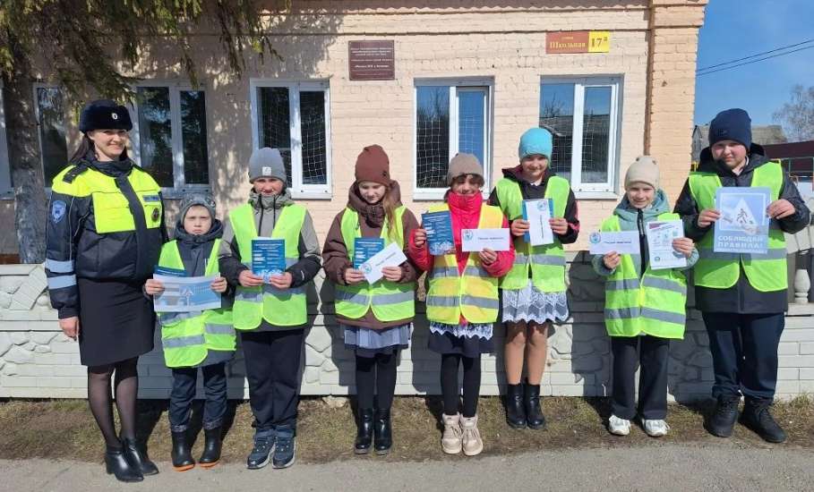 Сотрудники Госавтоинспекции совместно с ЮИДовцами  призывают водителей и пешеходов соблюдать ПДД!
