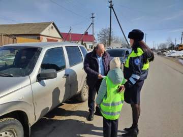 Сотрудники Госавтоинспекции совместно с ЮИДовцами  призывают водителей и пешеходов соблюдать ПДД!