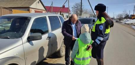 Сотрудники Госавтоинспекции совместно с ЮИДовцами  призывают водителей и пешеходов соблюдать ПДД!