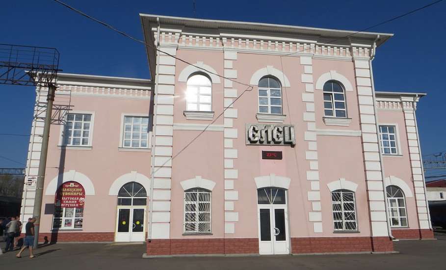 49 лет назад, в начале 1977 года, на Елецком железнодорожном вокзале впервые были установлены четыре автомата для продажи билетов на пригородные поезда