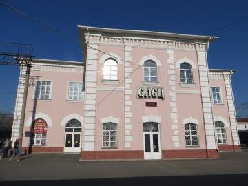 49 лет назад, в начале 1977 года, на Елецком железнодорожном вокзале впервые были установлены четыре автомата для продажи билетов на пригородные поезда