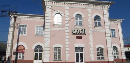 49 лет назад, в начале 1977 года, на Елецком железнодорожном вокзале впервые были установлены четыре автомата для продажи билетов на пригородные поезда