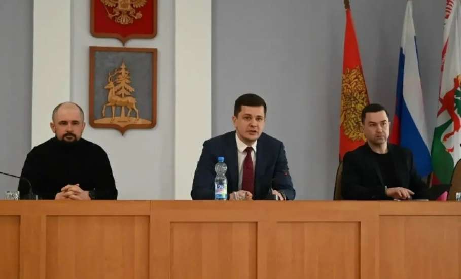 В зале заседаний администрации города Ельца состоялось рабочее совещание под председательством министра экологии и природных ресурсов Липецкой области Андрея Васильевича Мартынца