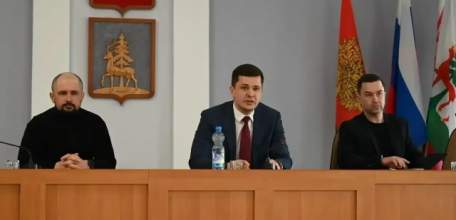 В зале заседаний администрации города Ельца состоялось рабочее совещание под председательством министра экологии и природных ресурсов Липецкой области Андрея Васильевича Мартынца