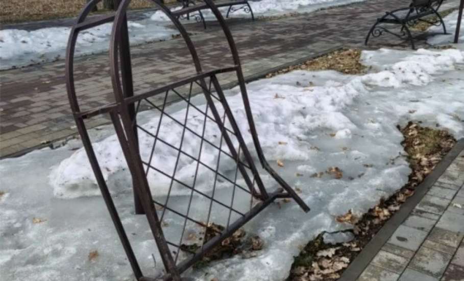 Уважаемые жители деревни Хмелинец и Елецкого округа! Совершён акт вандализма!