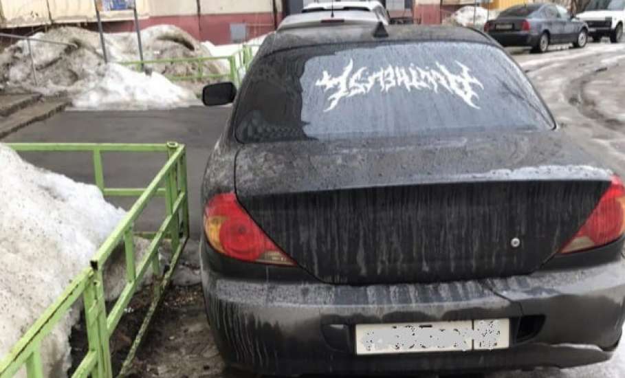 Липецкие автоинспекторы привлекли к ответственности водителя, припарковавшего автомобиль на тротуаре возле подъезда!