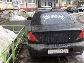 Липецкие автоинспекторы привлекли к ответственности водителя, припарковавшего автомобиль на тротуаре возле подъезда!