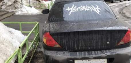 Липецкие автоинспекторы привлекли к ответственности водителя, припарковавшего автомобиль на тротуаре возле подъезда!