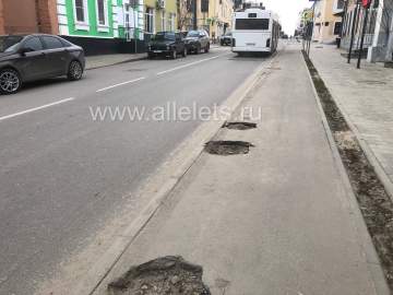 Дырявая велодорожка обнаружилась по улице Коммунаров!