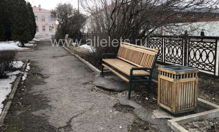 Да, скверик у Вознесенского собора давно нуждается в ремонте