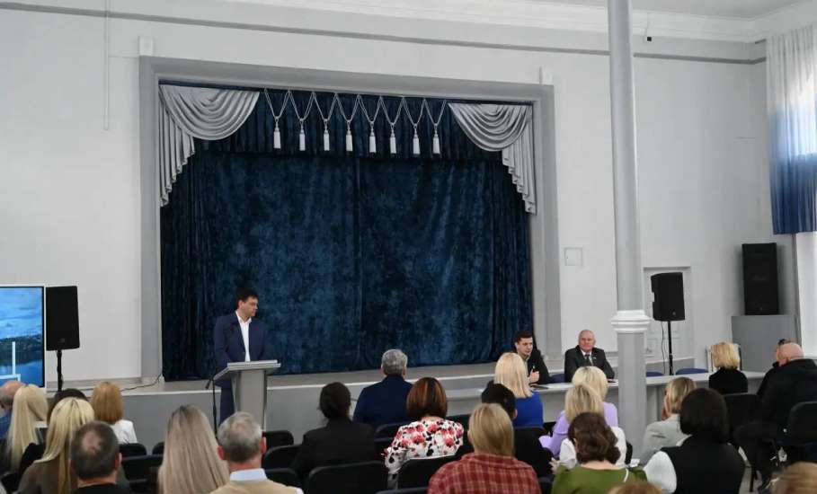 Провёл расширенное оперативное совещание с руководителями организаций и предприятий города