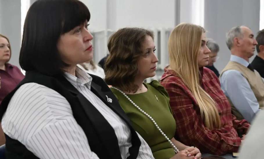 Провёл расширенное оперативное совещание с руководителями организаций и предприятий города