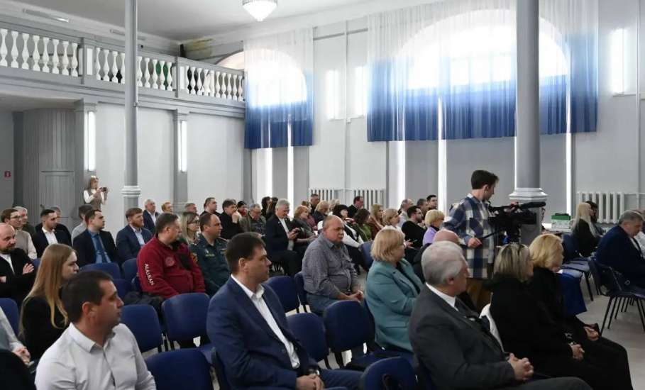 Провёл расширенное оперативное совещание с руководителями организаций и предприятий города