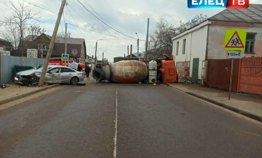 Ужасное ДТП в Ельце! Бетономешалка лежит на боку, Ауди разбита!