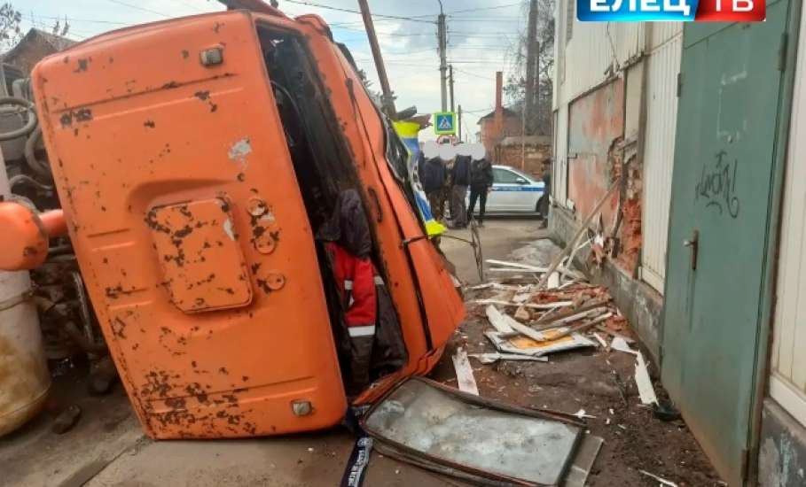 Ужасное ДТП в Ельце! Бетономешалка лежит на боку, Ауди разбита!