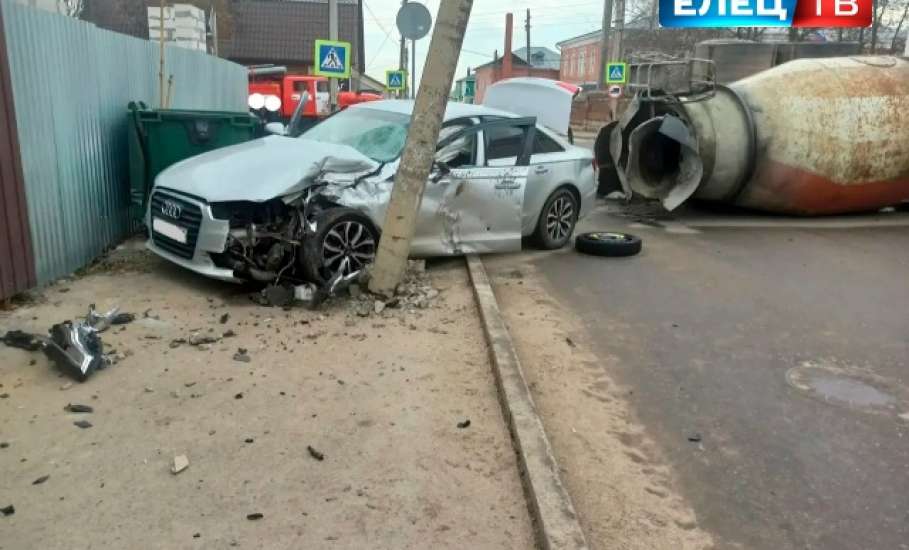 Ужасное ДТП в Ельце! Бетономешалка лежит на боку, Ауди разбита!