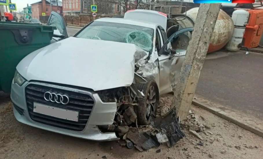 Ужасное ДТП в Ельце! Бетономешалка лежит на боку, Ауди разбита!