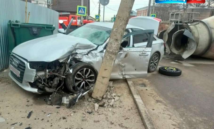 Ужасное ДТП в Ельце! Бетономешалка лежит на боку, Ауди разбита!