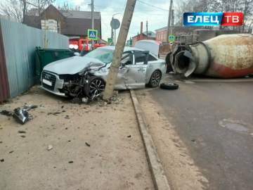 Ужасное ДТП в Ельце! Бетономешалка лежит на боку, Ауди разбита!