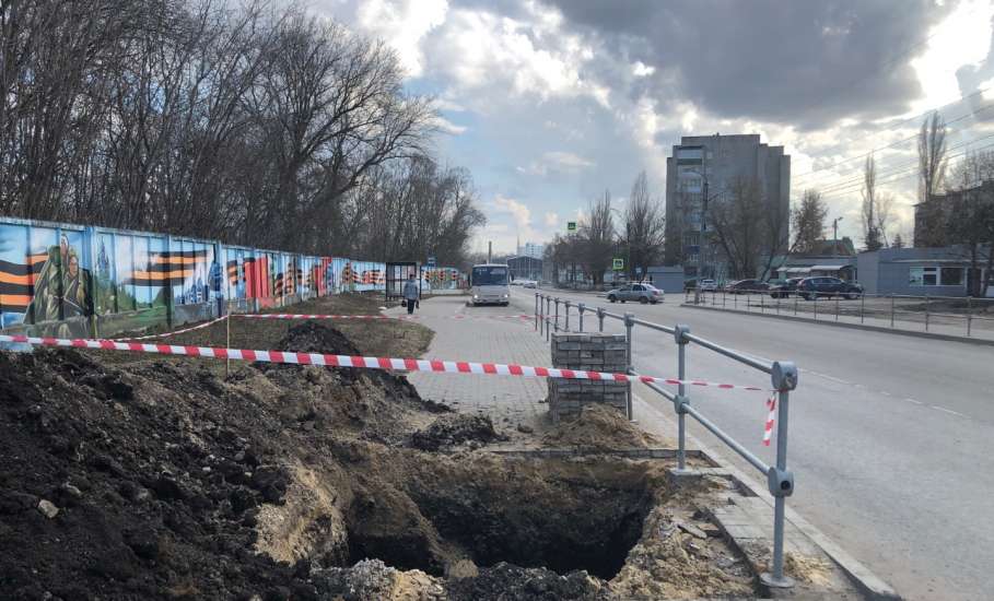 По улице Героев перекопан тротуар