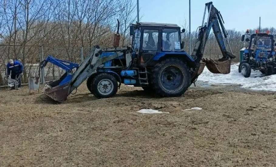 Сотрудники МУП &laquo;Елец-Сервис&raquo; продолжают работы по благоустройству города.