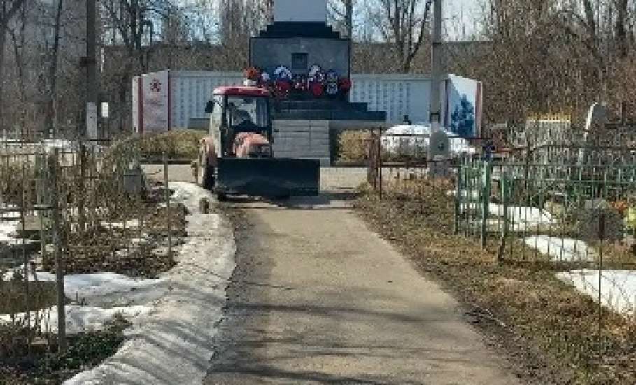 Сотрудники МУП &laquo;Елец-Сервис&raquo; продолжают работы по благоустройству города.