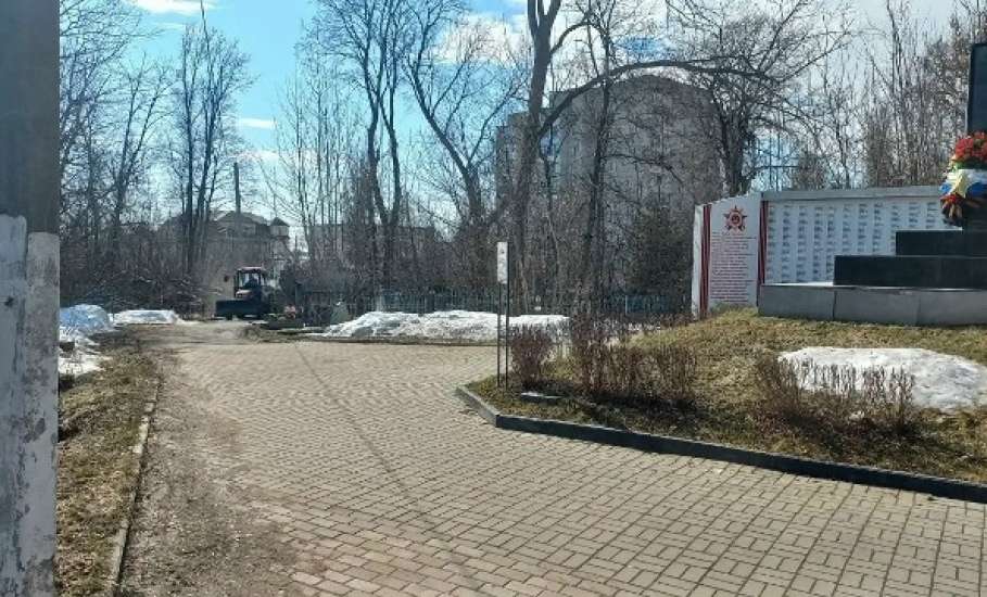 Сотрудники МУП &laquo;Елец-Сервис&raquo; продолжают работы по благоустройству города.