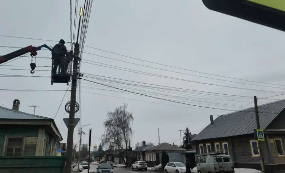 В Ельце продолжают восстанавливать уличное освещение
