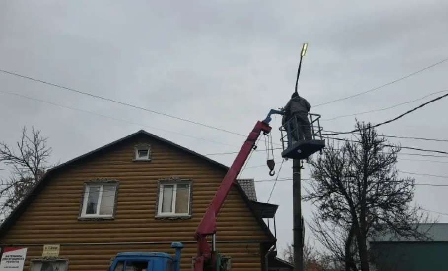 В Ельце продолжают восстанавливать уличное освещение