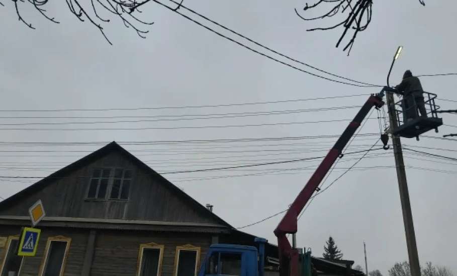 В Ельце продолжают восстанавливать уличное освещение