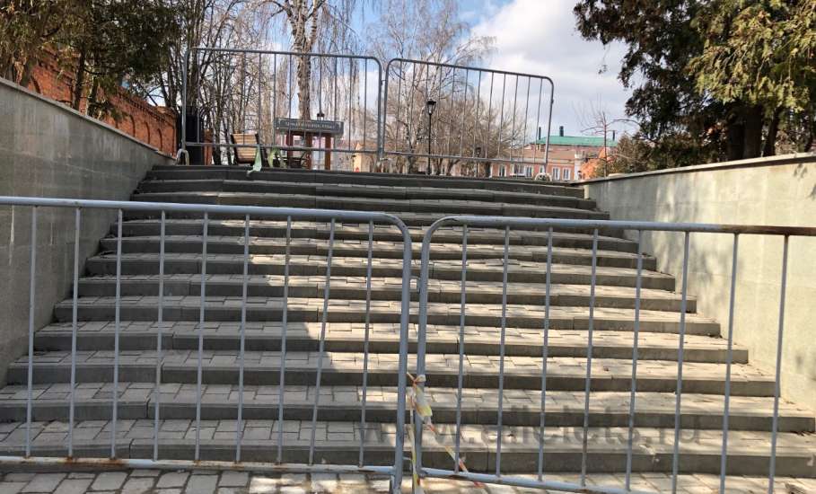 Почему перекрыта лестница в сквер Бунина?