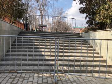 Почему перекрыта лестница в сквер Бунина?