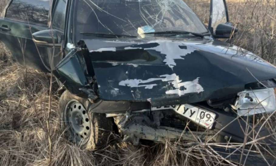 В Становлянском районе в столкновении с иномаркой пострадал водитель ВАЗа