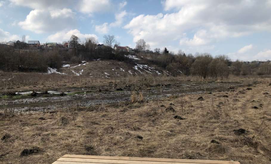 Деревянный помост в районе благоустройства речки Ельчик пережил зиму