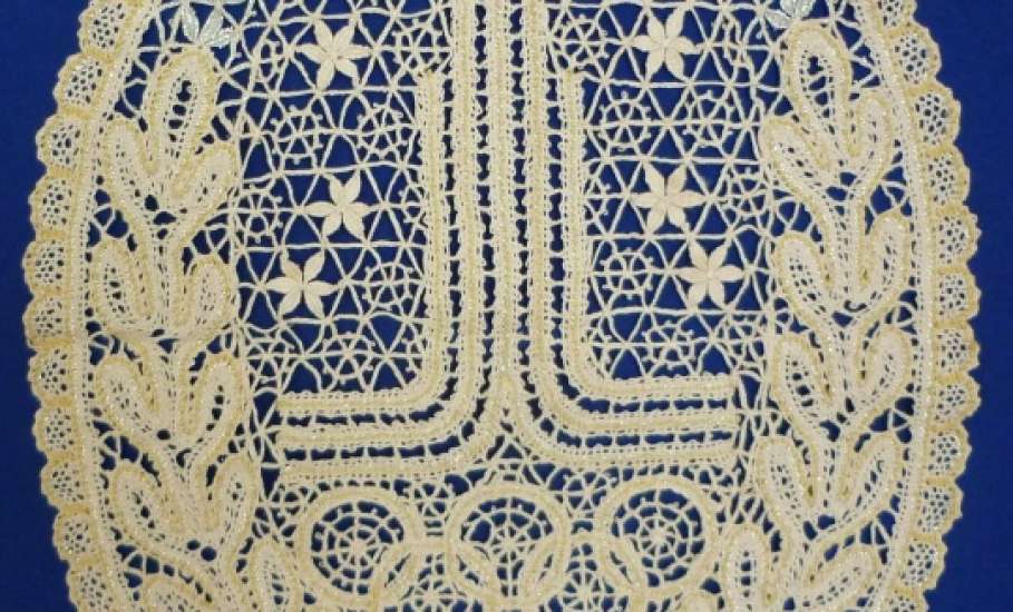 Овальный сувенир, выполненный в традиционной технике елецких кружев, стал памятным подарком для участников и гостей Олимпийских игр 1980 года в Москве