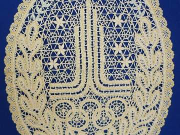 Овальный сувенир, выполненный в традиционной технике елецких кружев, стал памятным подарком для участников и гостей Олимпийских игр 1980 года в Москве