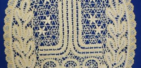 Овальный сувенир, выполненный в традиционной технике елецких кружев, стал памятным подарком для участников и гостей Олимпийских игр 1980 года в Москве