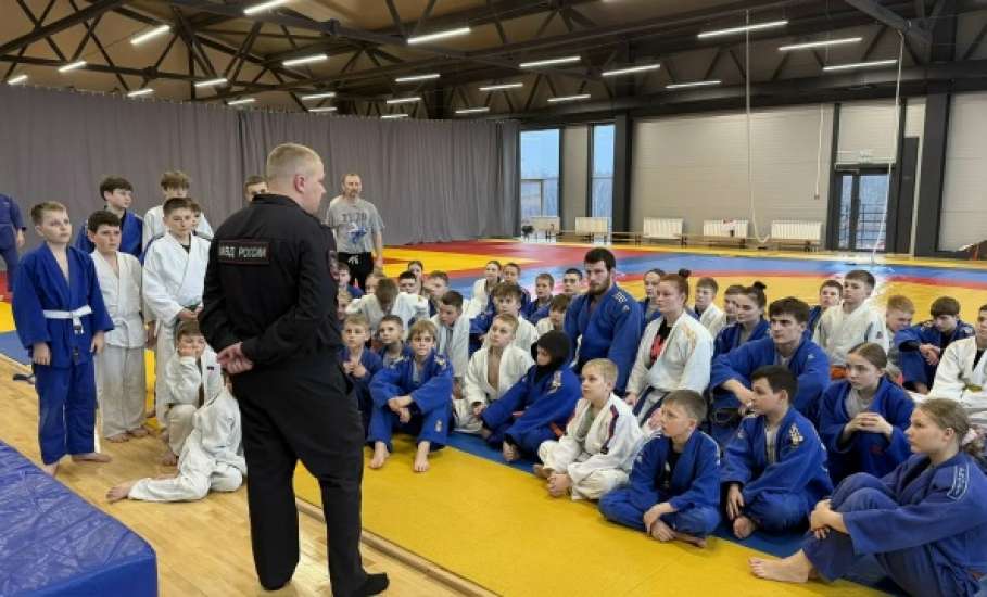 ПРОФИЛАКТИКА ПРАВОНАРУШЕНИЙ СРЕДИ ЮНЫХ СПОРТСМЕНОВ: ВАЖНАЯ ВСТРЕЧА В ЗАЛЕ ДЗЮДО
